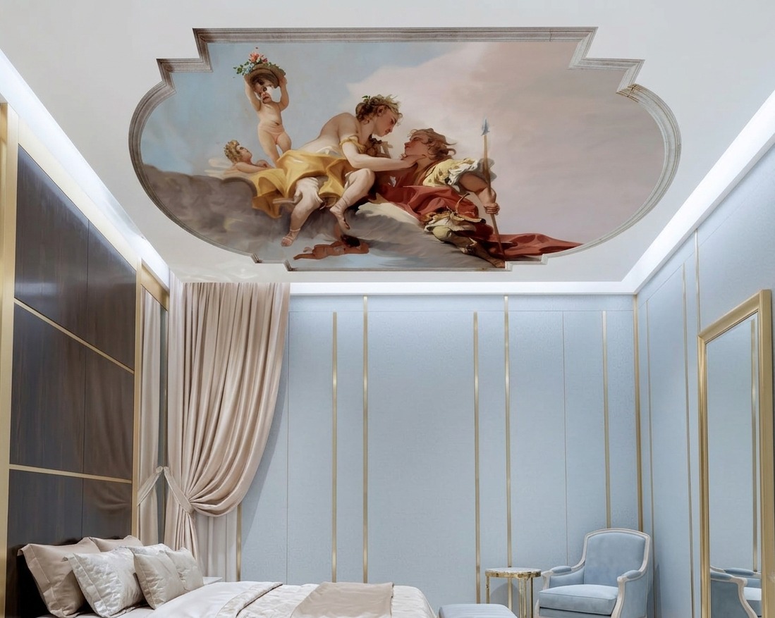 Soffitto decorato con affresco su intonachino in stile Tiepolo in una lussuosa camera da letto azzurra e oro
